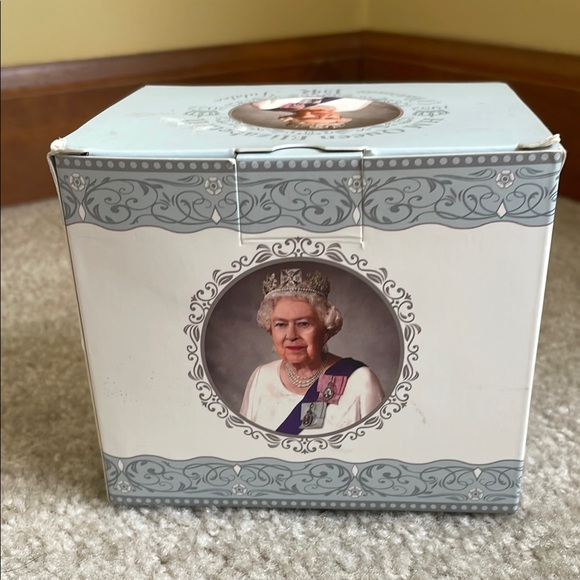 Queen Elizabeth Platinum Jubilee Fine China Mug - Picture 5 of 13